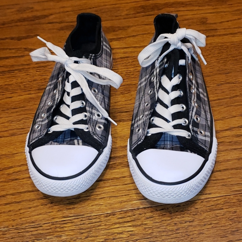 Twisted sneakers size 10